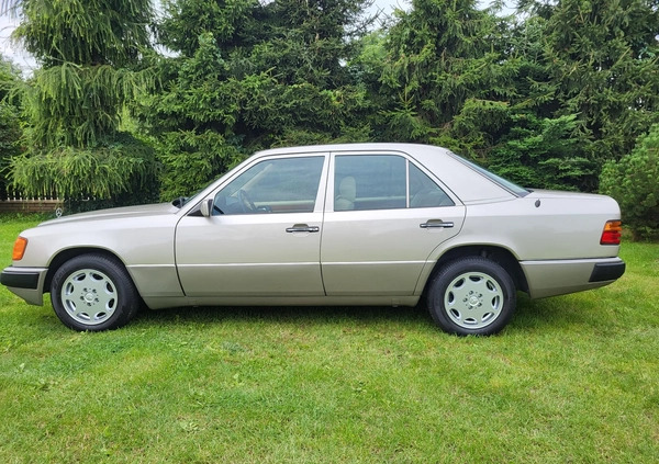 Mercedes-Benz W124 (1984-1993) cena 28000 przebieg: 424000, rok produkcji 1992 z Jastrowie małe 301